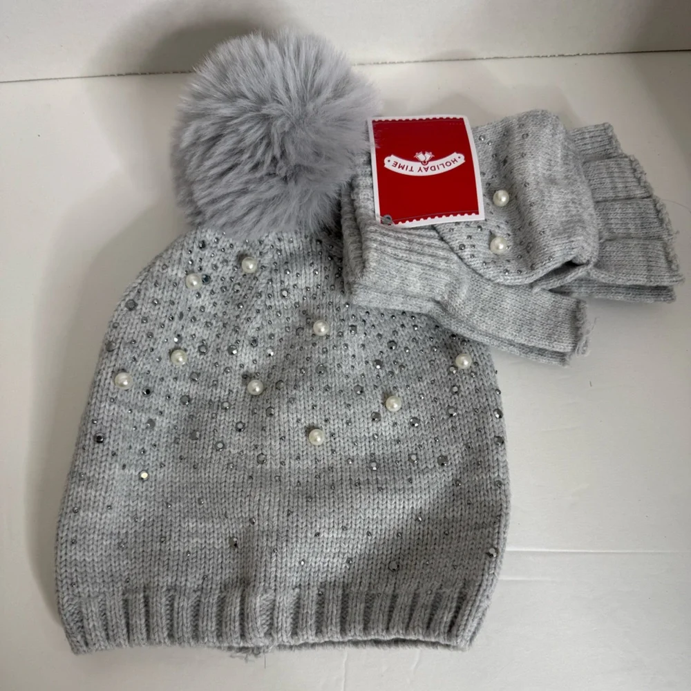 Holiday Time Gray Knit Hat and Glove Set